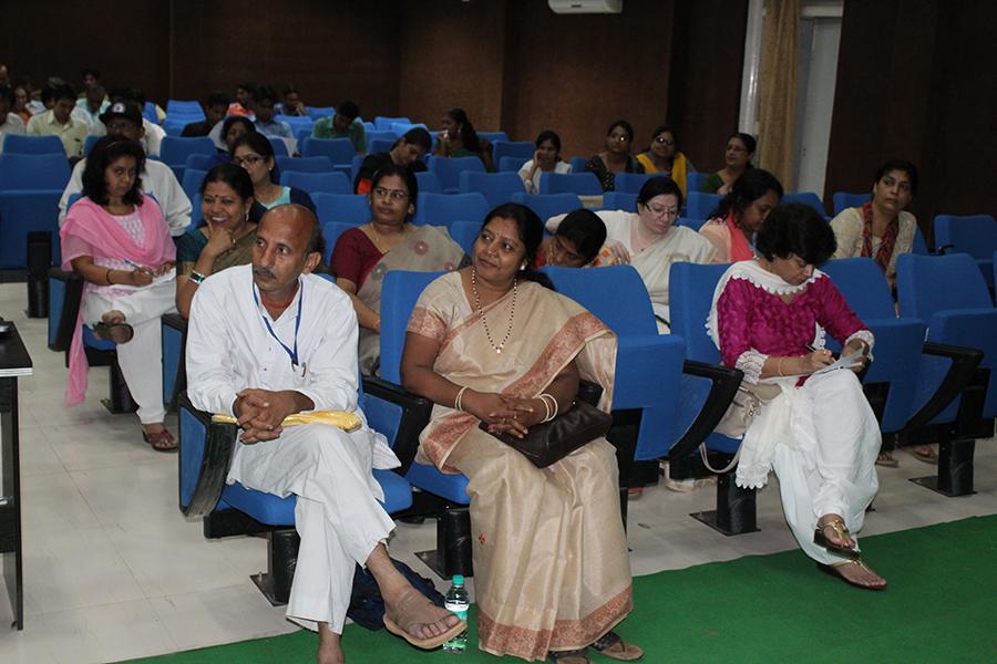 Brahmachari Girish Ji has given introductory talk on Transcendental
Meditation at State Forest Research Institute, Madhya Pradesh. Scientists, Research Scholars and Staff has attended with other dignitaries of the city.
